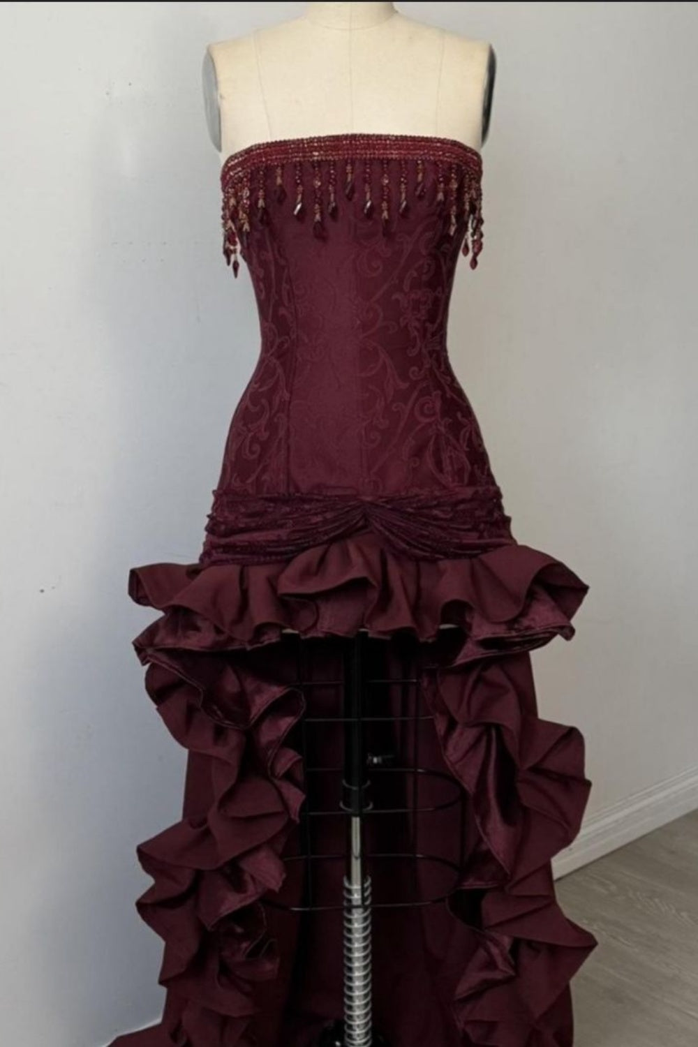 Burgunderfarbenes, perlenbesetztes langes Satin-Abendkleid, Geburtstagskleid, Partykleid gh6876