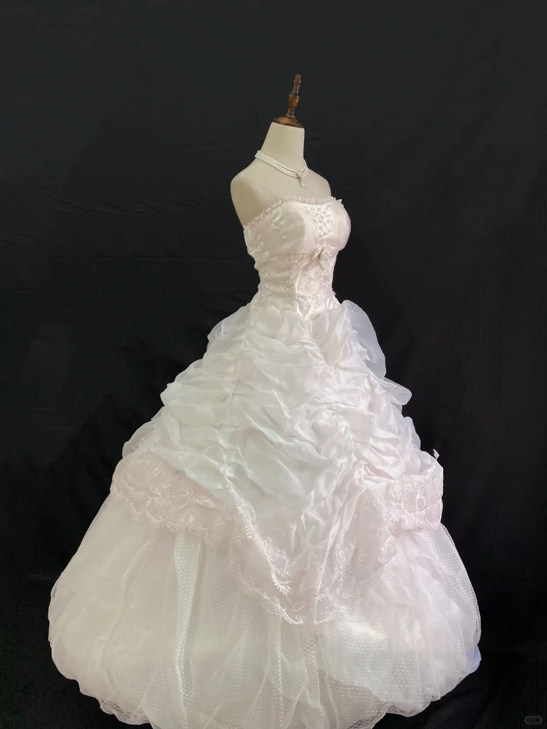 Off-white strapless long romantic gown with cinched waist and voluminous princess skirt, wedding dress & bridal gown gh8254