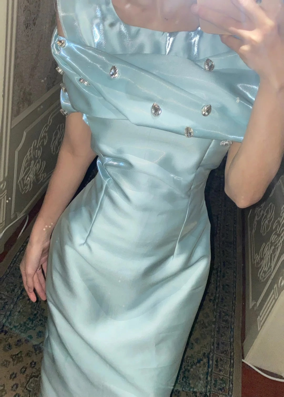 girlhomeshops-Hellblaues Satin-Diamantkleid mit Nieten, elegante Linien zeigen leichte, luxuriöse Textur gh5900