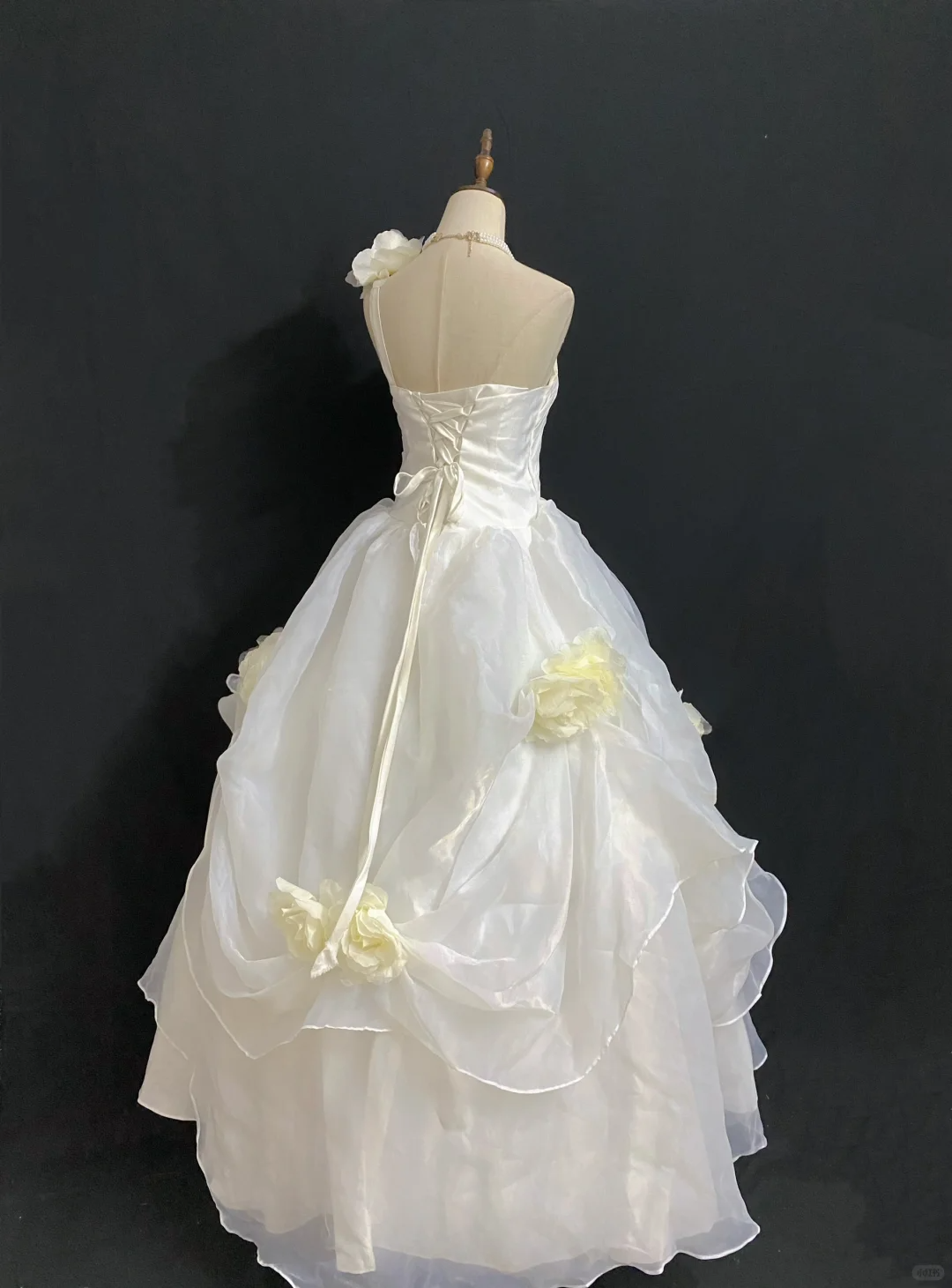 Off-White One-Shoulder Romantic Wedding Dress with Floral Details, Cinched Waist, Voluminous Princess Skirt gh8315