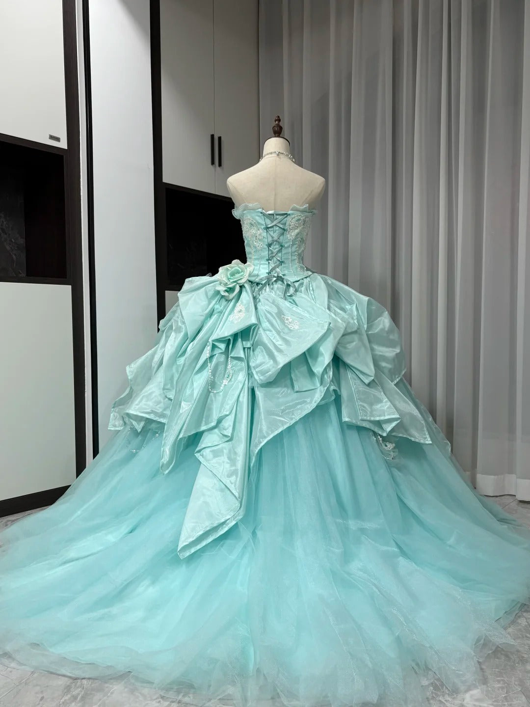 Mintgrünes, wunderschönes, langes Ballkleid aus Satin-Tüll mit Perlenbesatz, gh4827