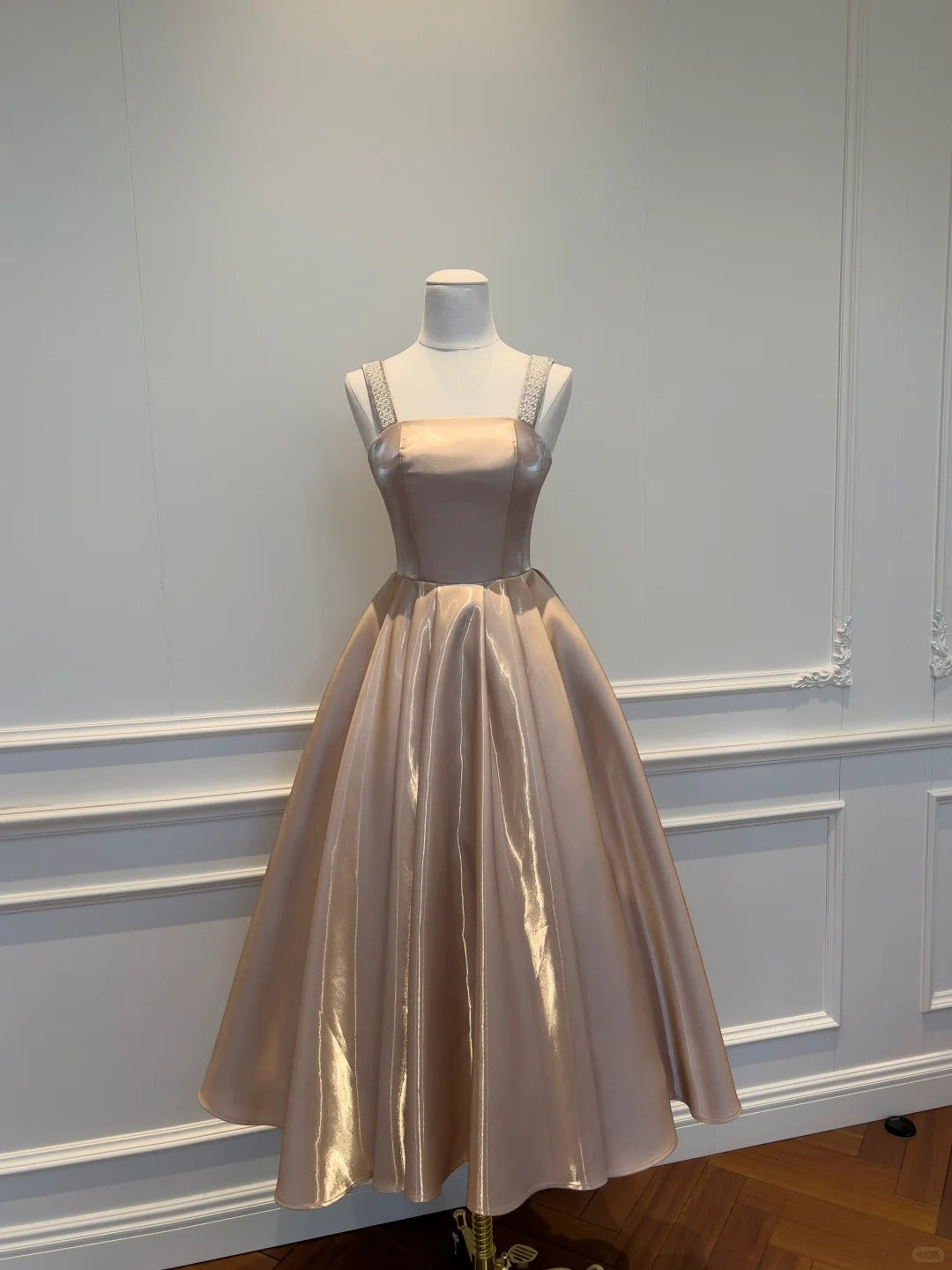 Robe de soirée élégante en satin irisé à fines bretelles, style raffiné et luxueux - Idéale pour un rendez-vous ou une fête (gh6559)