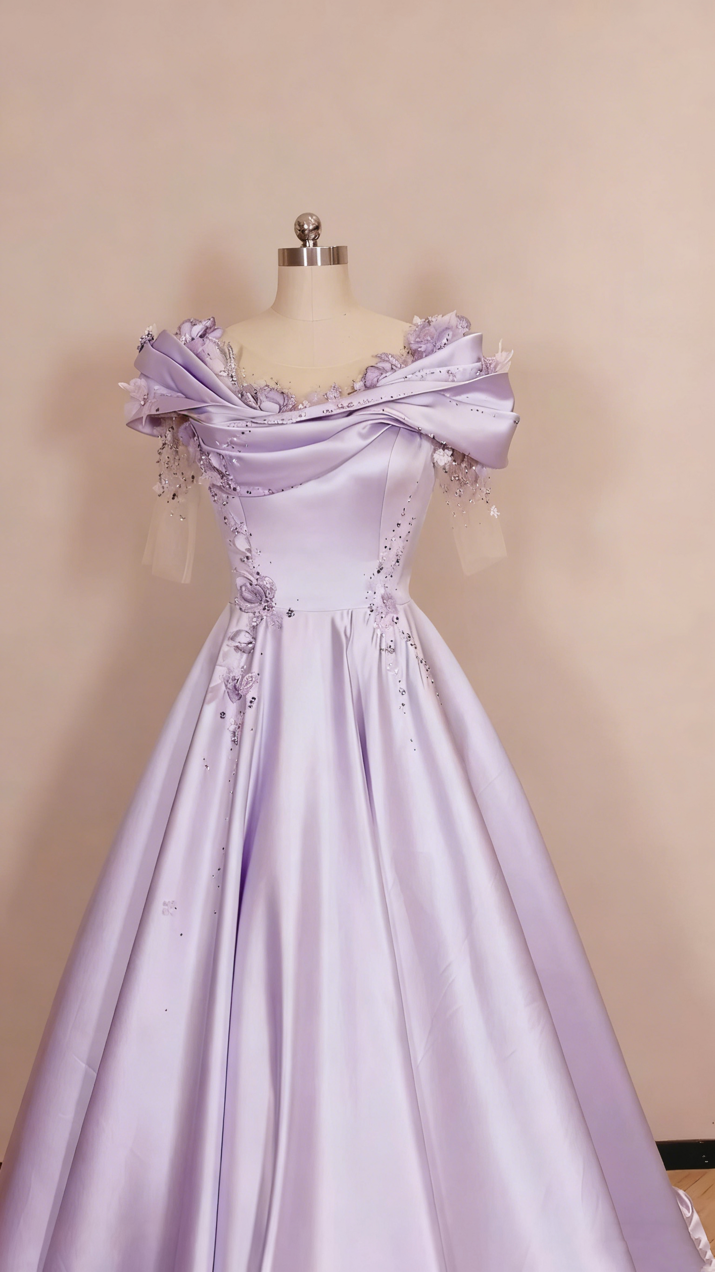Abendkleid aus lilafarbenem Satin mit schulterfreiem 3D-Blumenmuster und Schleppe gh6388