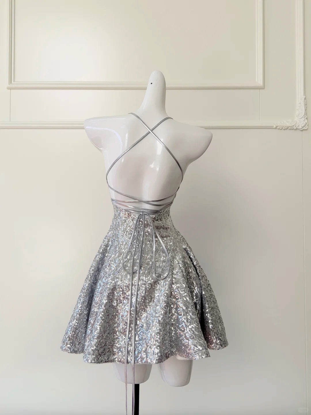 Silbernes glänzendes Nischen-Vintage-Kleid, kurzes Pailletten-Heimkehrkleid, Geburtstags-Cocktailpartykleid, gh4306