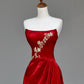 Girlhomeshops – Langes Ballkleid aus Satin mit roten Blumenapplikationen, Abendkleid, Partykleid gh5113