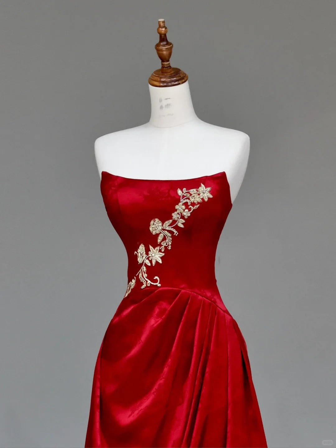 Girlhomeshops – Langes Ballkleid aus Satin mit roten Blumenapplikationen, Abendkleid, Partykleid gh5113