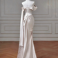 Hochwertiges, strukturiertes, champagnergoldenes Satin-Abendkleid mit schulterfreiem Schnitt, Raffungen und Schleppe – Elegantes Kleid für Dinner und roten Teppich gh6546