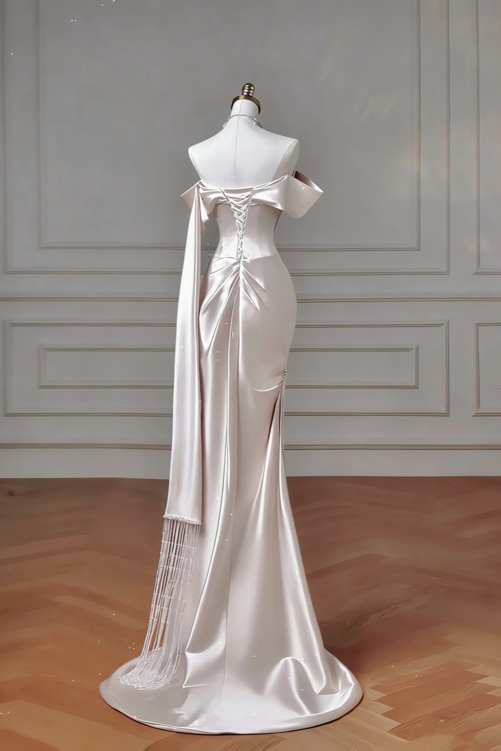 Hochwertiges, strukturiertes, champagnergoldenes Satin-Abendkleid mit schulterfreiem Schnitt, Raffungen und Schleppe – Elegantes Kleid für Dinner und roten Teppich gh6546