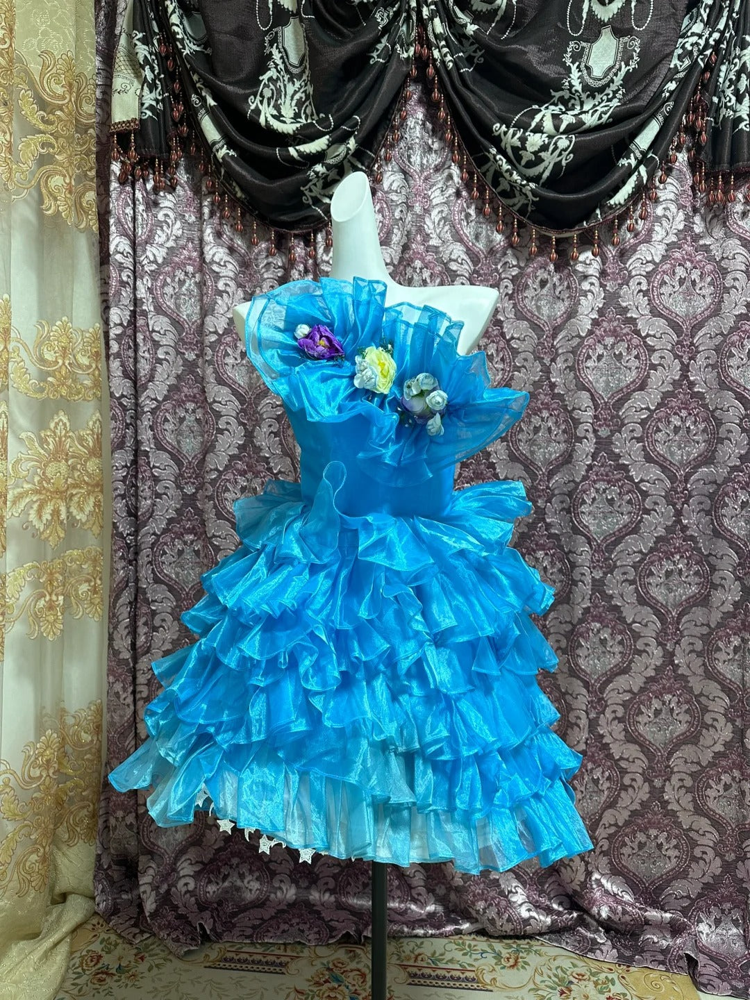 Robe de bal courte en tulle à volants et fleurs bleues gh4641