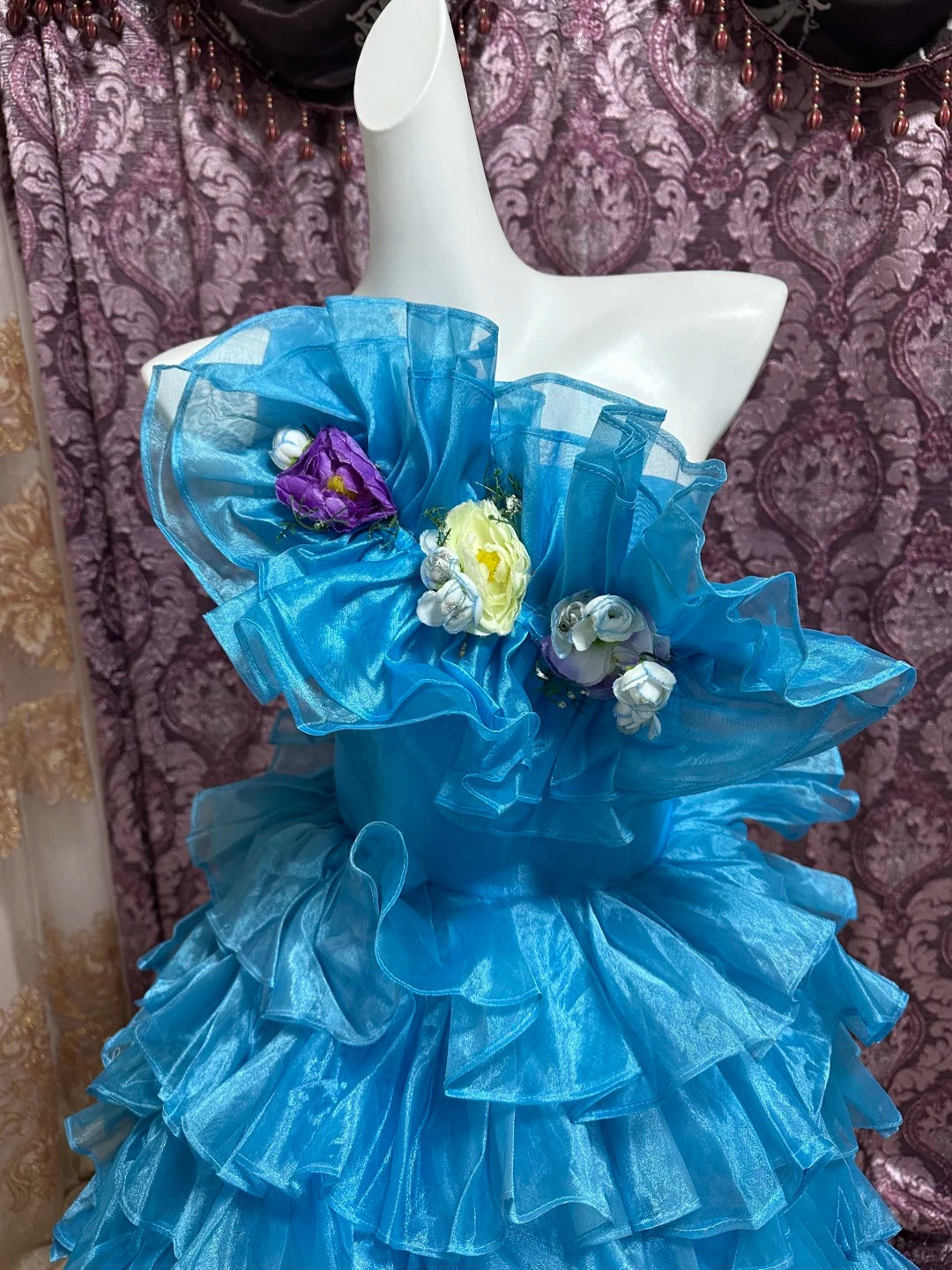 Robe de bal courte en tulle à volants et fleurs bleues gh4641