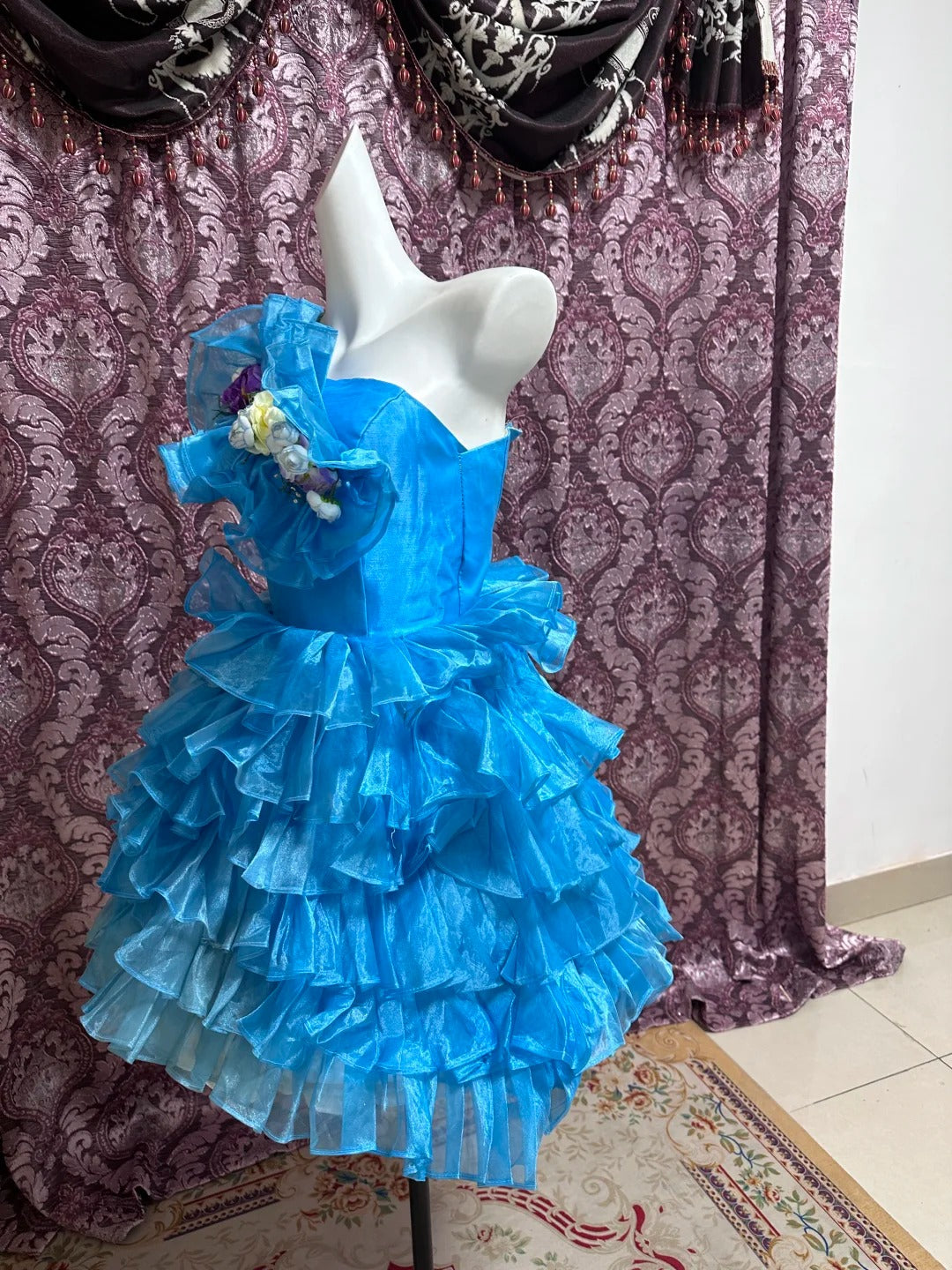 Robe de bal courte en tulle à volants et fleurs bleues gh4641