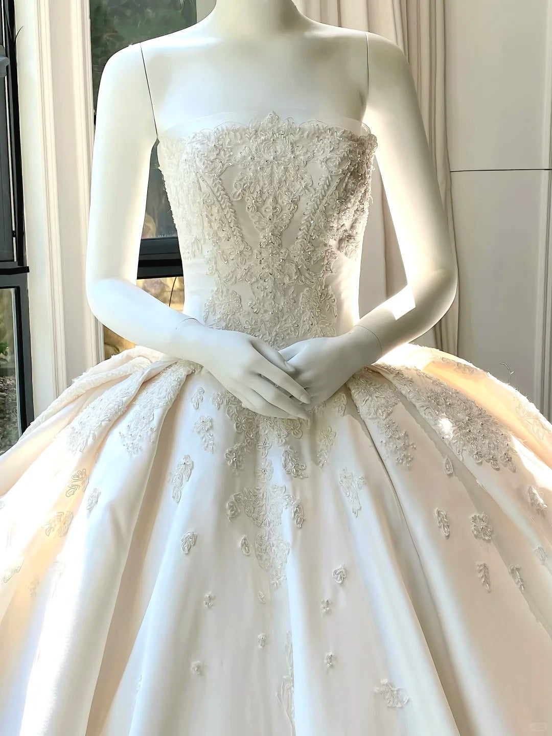 Girlhomeshops--💕Robe de mariée blanche avec des appliques florales et délicates en perles, robe de mariée longue en satin simple gh5443