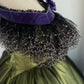 Robe de bal victorienne en satin vert olive à épaules dénudées : tissu satiné, garniture florale en velours, dentelle à motif d'étoiles, silhouette rétro, robe de soirée gh6734