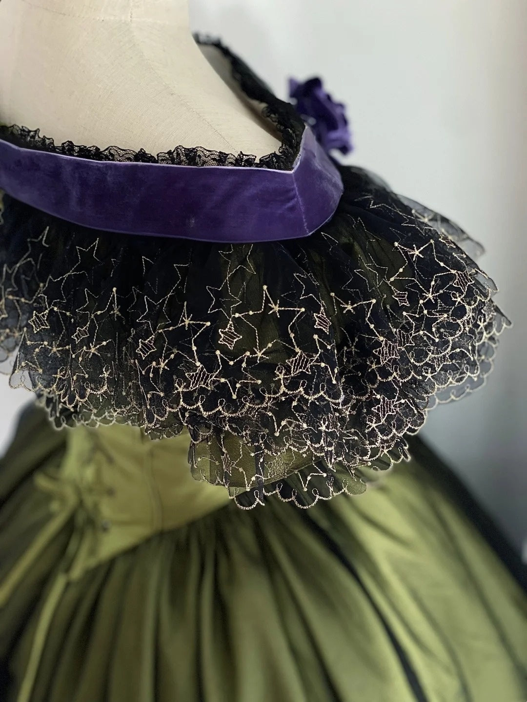 Robe de bal victorienne en satin vert olive à épaules dénudées : tissu satiné, garniture florale en velours, dentelle à motif d'étoiles, silhouette rétro, robe de soirée gh6734