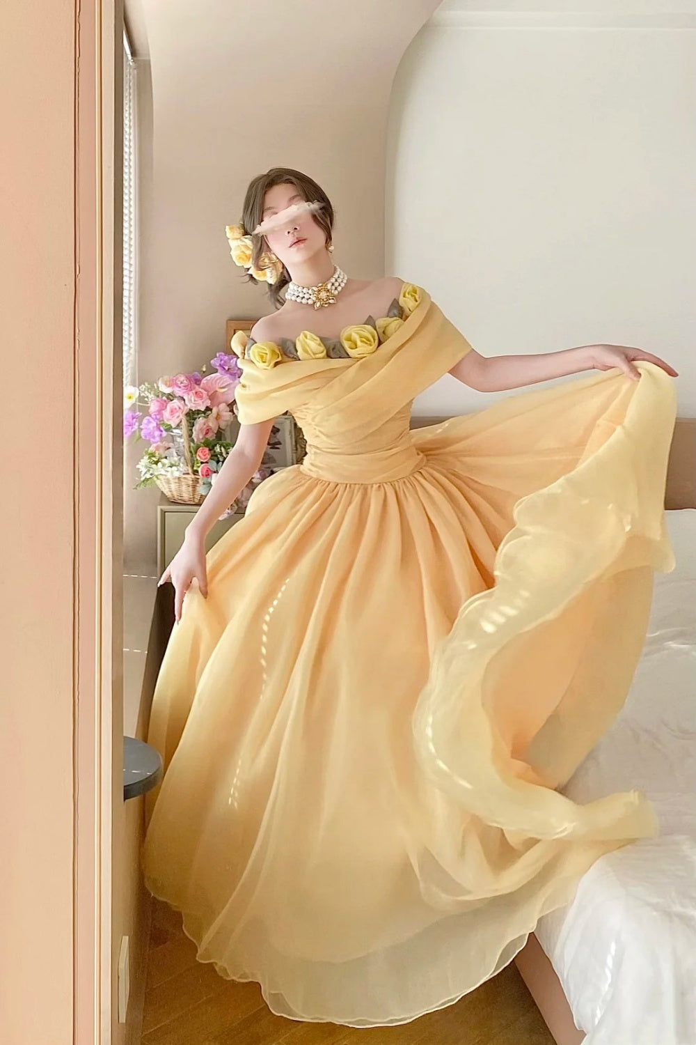 Cremefarbenes, gelbes Organza-Ballkleid in Bodenlänge mit schulterfreiem Ausschnitt und 3D-Rosenapplikation im viktorianischen Stil (gh6736)