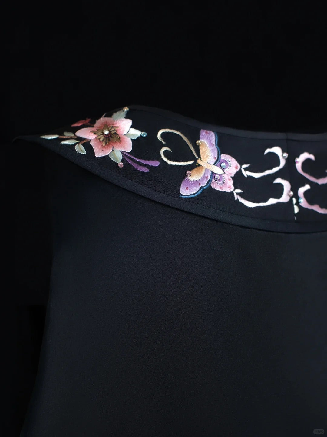 Girlhomeshops-Schwarzes, exquisites, florales, elegantes, kurzes Satin-Heimkehrkleid für Mädchen, Geburtstagskleid, gh5371