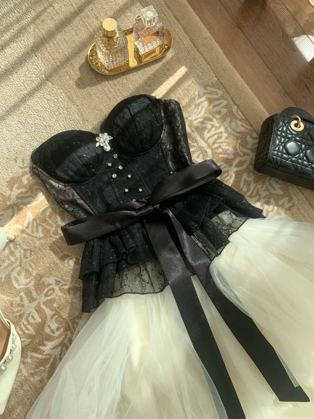 Niche Luxury Schwarz-Weißes trägerloses Spitzen-Tüll-Abendkleid gh7003