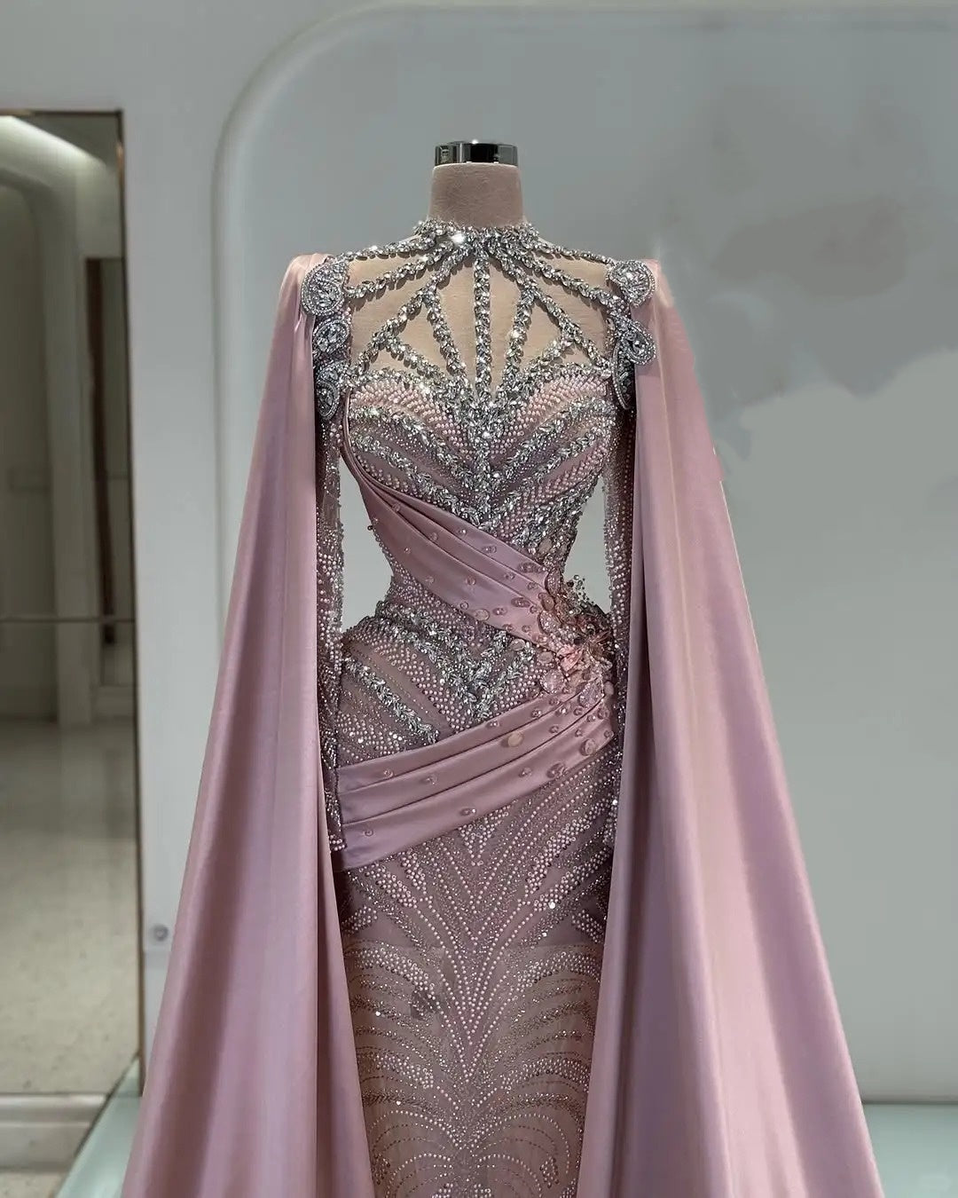 Girlhomeshops - Robe de soirée longue en satin rose, luxueuse et magnifique, ornée de perles et de strass (gh5017)