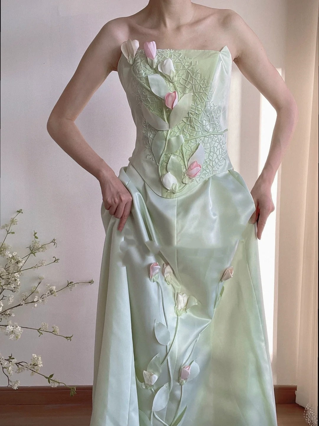 Girlhomeshops-🌷🌿Grünes, bodenlanges Ballkleid aus Satin mit Tulpenapplikation, Abendkleid gh5240