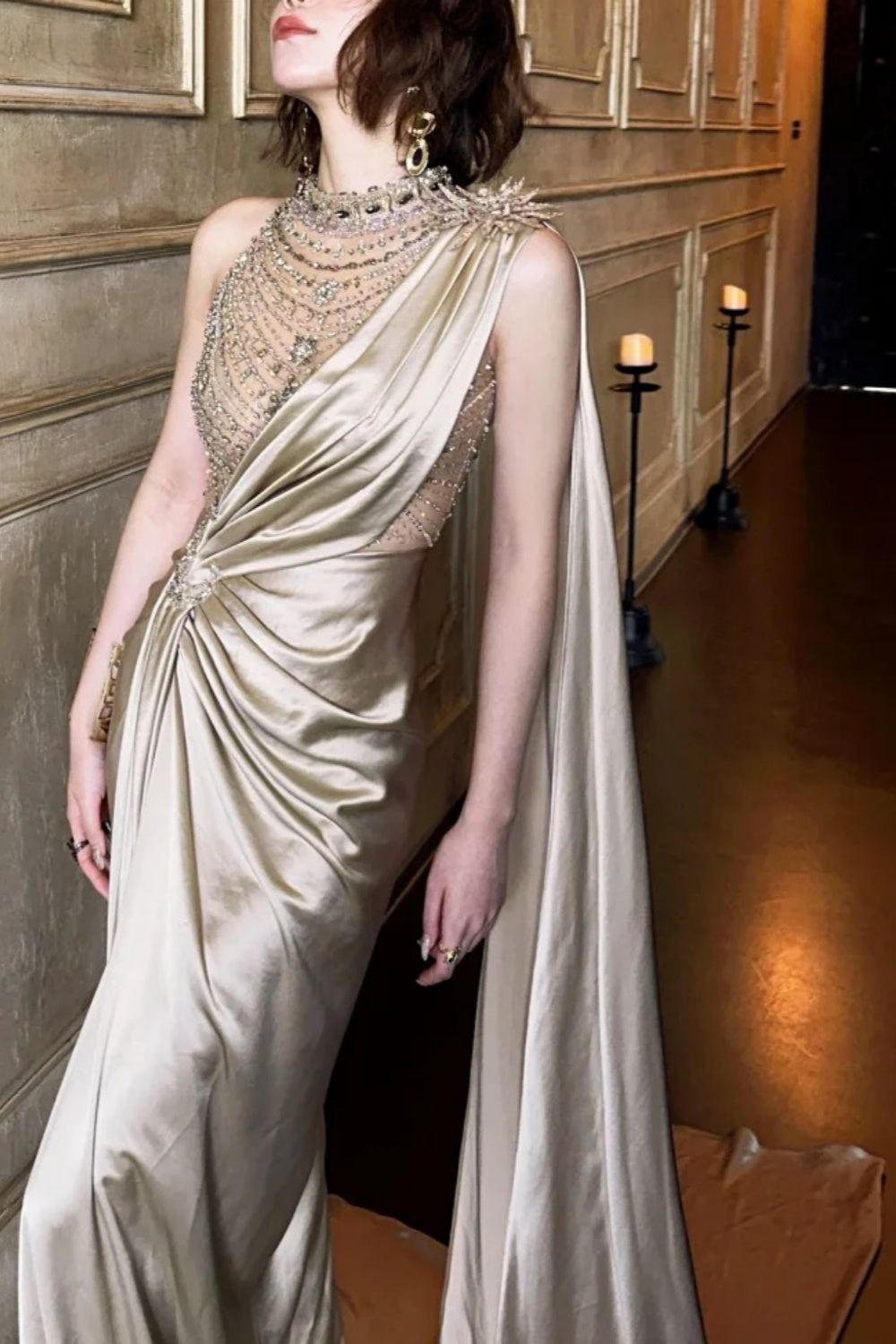 girlhomeshops-Hochgeschlitztes, vergoldetes One-Shoulder-Kleid, glänzende Perlen entfesseln sexy Charme gh5897