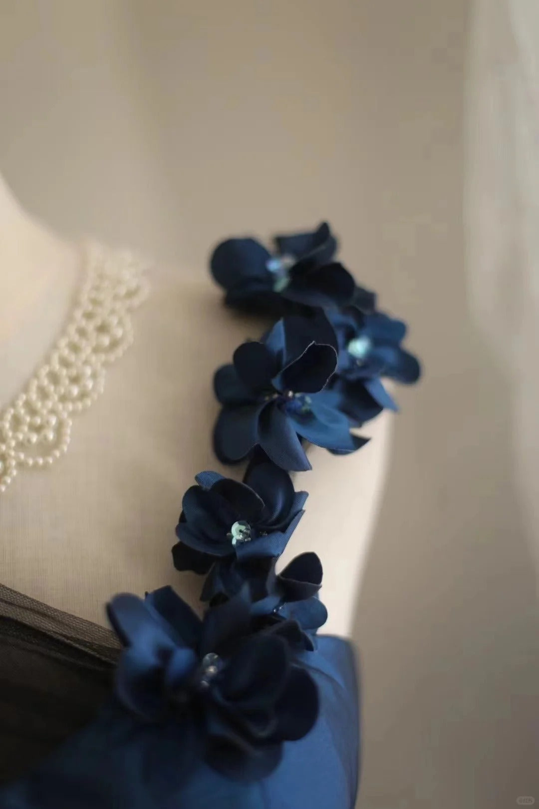 Blaues, geblümtes, kurzes Satin-Heimkehrkleid, Geburtstagspartykleid, kleine Orchidee, gh4304