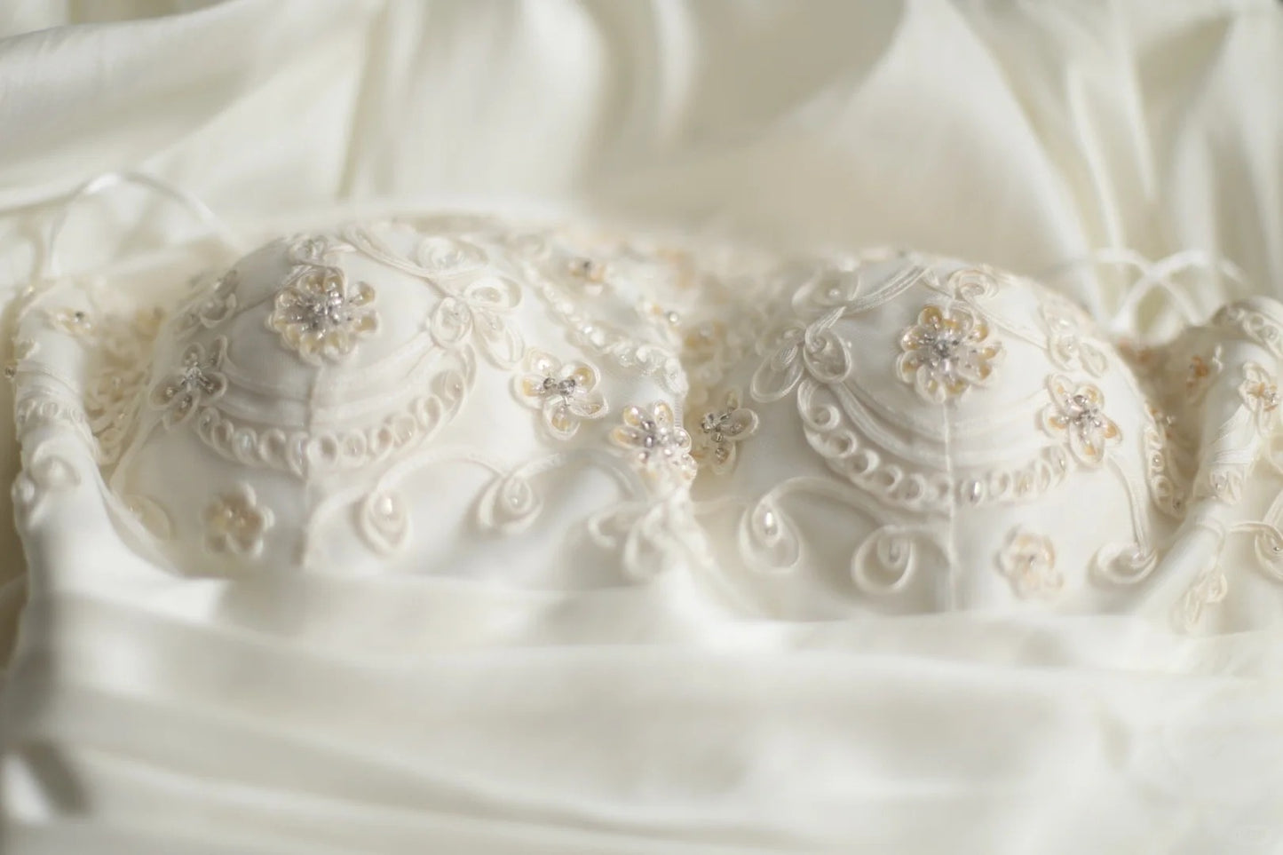 Elfenbeinweißes, exquisites, mit Perlen verziertes, modisches, kurzes, unregelmäßig plissiertes Prinzessinnenkleid, Hochzeitskleid, Heimkehrkleid, Geburtstagspartykleid, Cocktailpartykleid, Abendkleid, Ballkleid, Abendkleid. gh3968