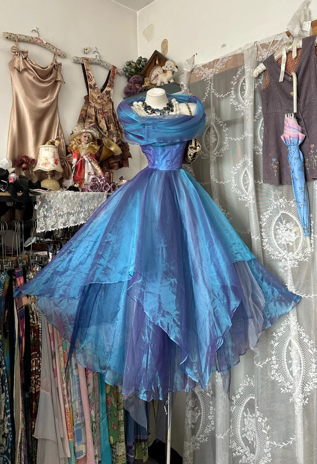 Vintage-Ballkleid im Court-Stil, blau-violett Ombré, schulterfrei, aus Spitze, schimmernder Organza, gh7091