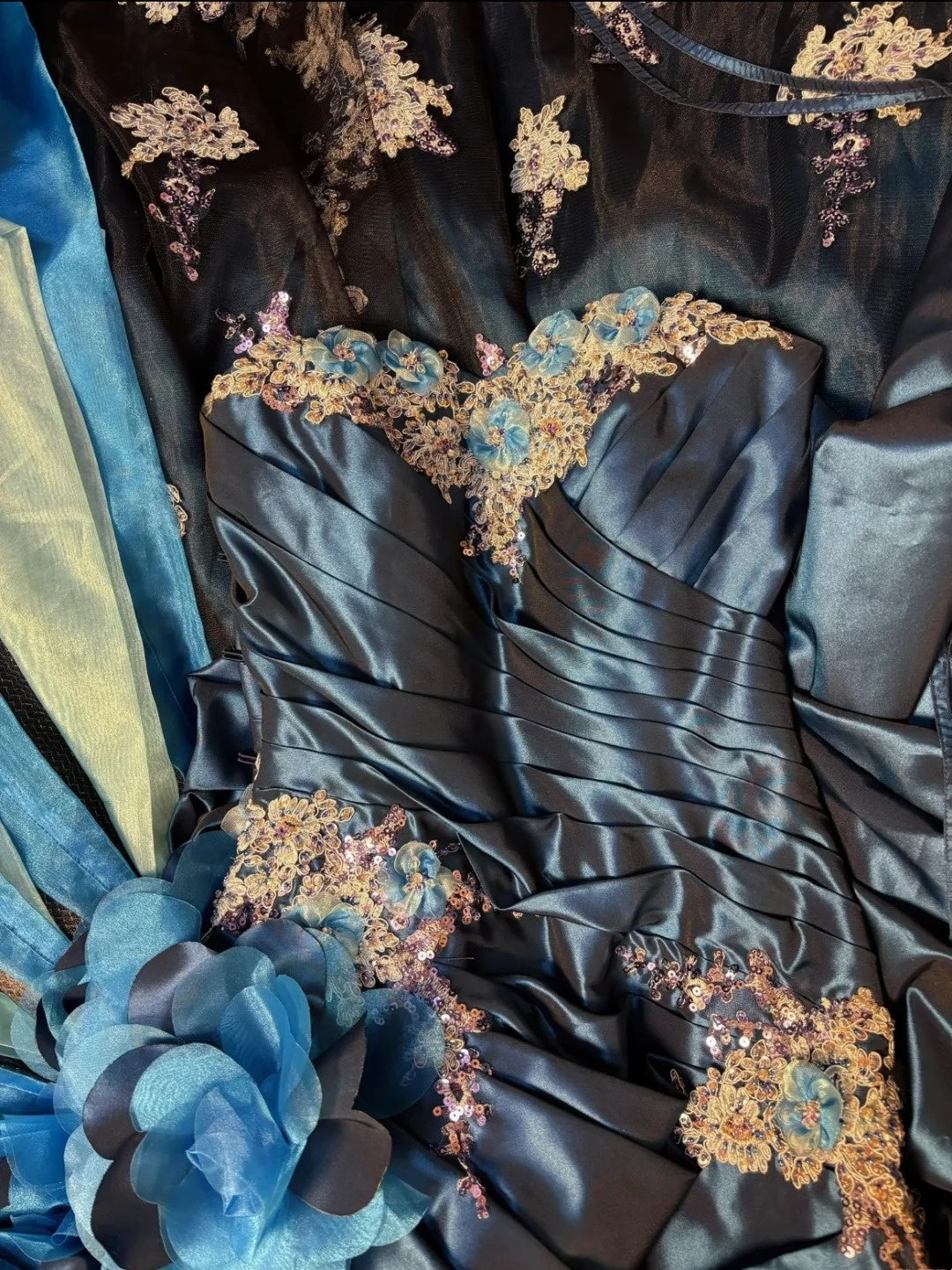 Luxuriöses, tiefseeblaues, farbverlaufendes Satin-Abendkleid mit bestickter Schleppe im Court-Stil - Themenball- und Dinnerkleid gh6543