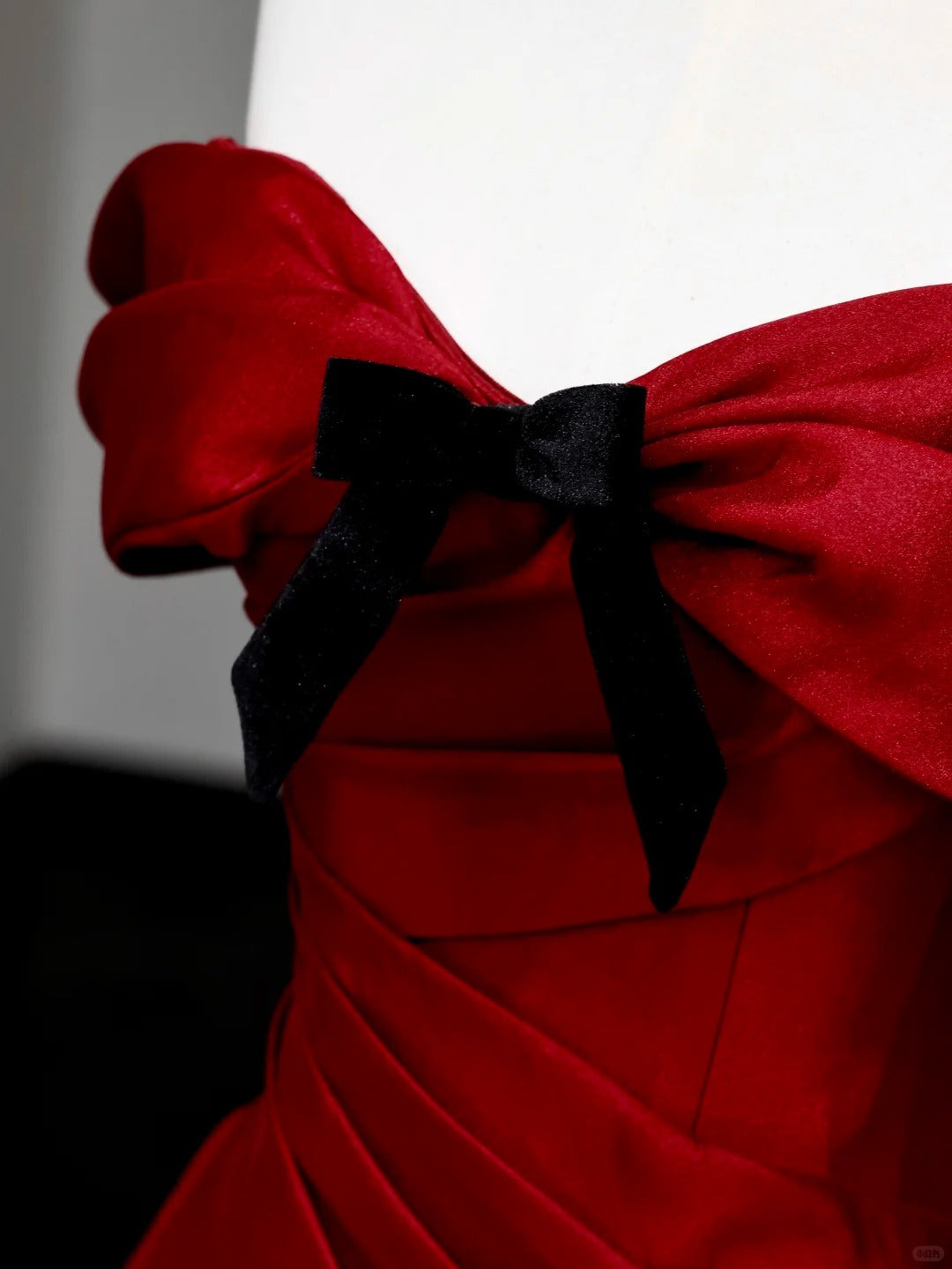 Girlhomeshops - Robe de soirée longue en satin avec nœud rouge gh5115