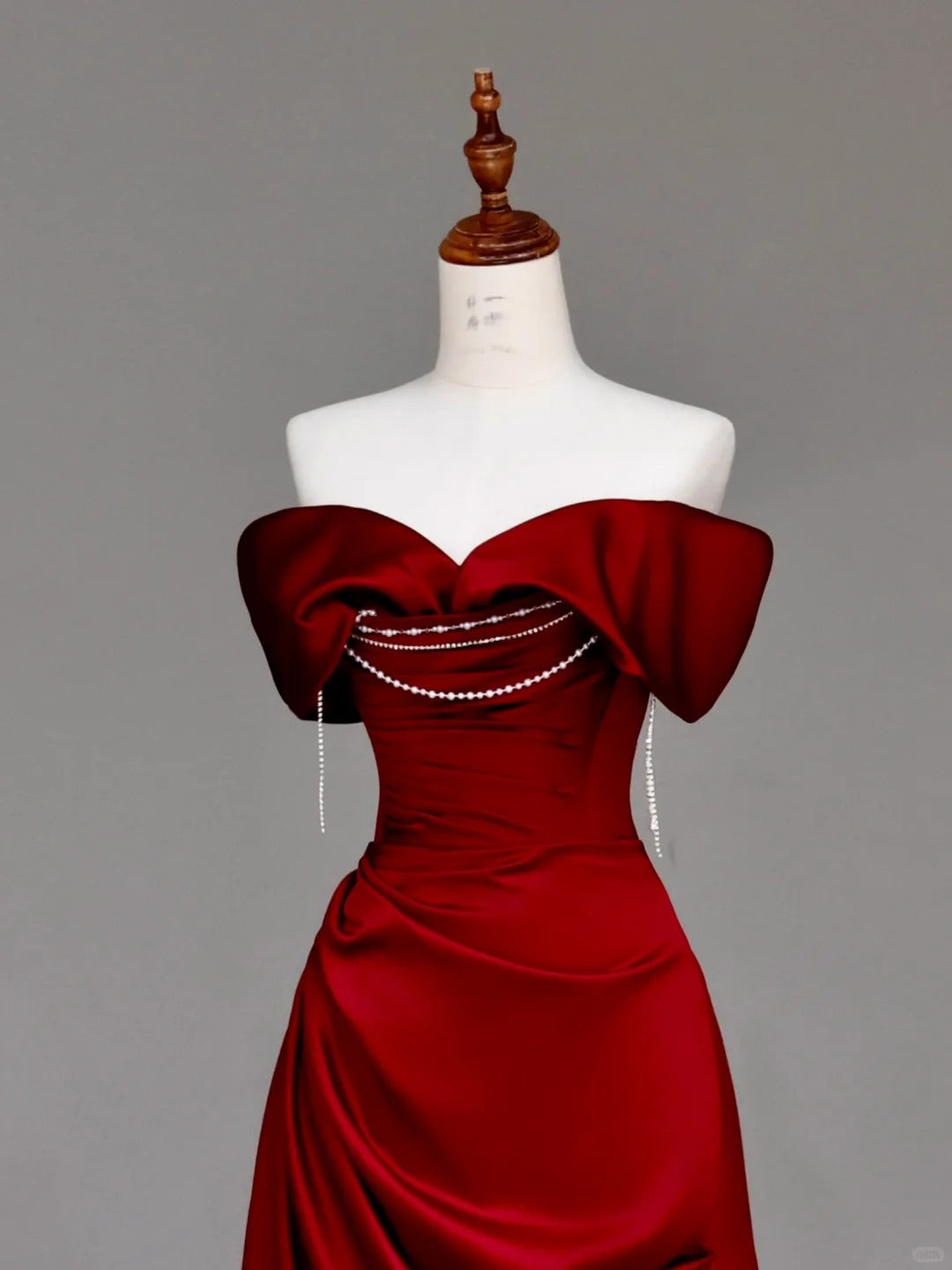 Girlhomeshops - Robe de soirée longue en satin rouge ornée de perles gh5114