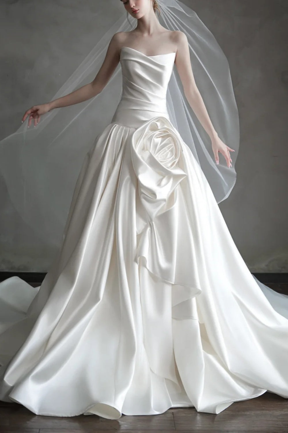 Brautliebling! Elegantes, trägerloses Brautkleid aus Satin mit 3D-Blumenschleppe gh7010