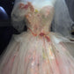 Ein bezauberndes Feenkleid mit Blumenmuster und Tausenden von Blüten am Saum. gh6728