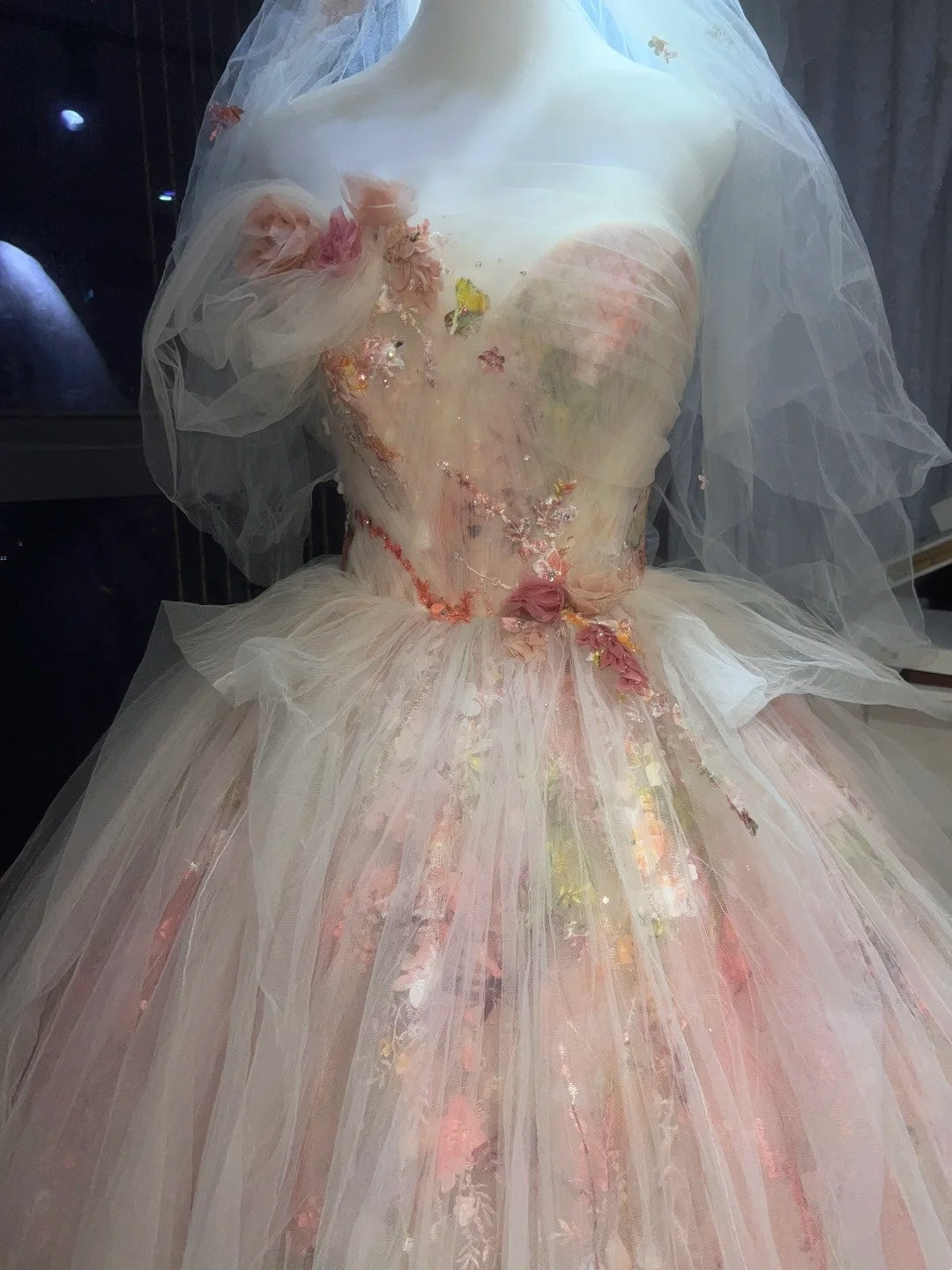 Ein bezauberndes Feenkleid mit Blumenmuster und Tausenden von Blüten am Saum. gh6728