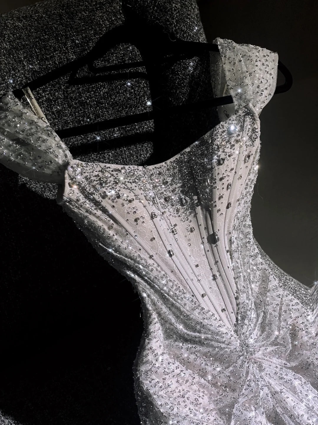 girlhomeshops – Weißes, wunderschönes, exquisites, perlenbesetztes, langes Prinzessinnen-Ballkleid aus Tüll, Ballkleid gh5694
