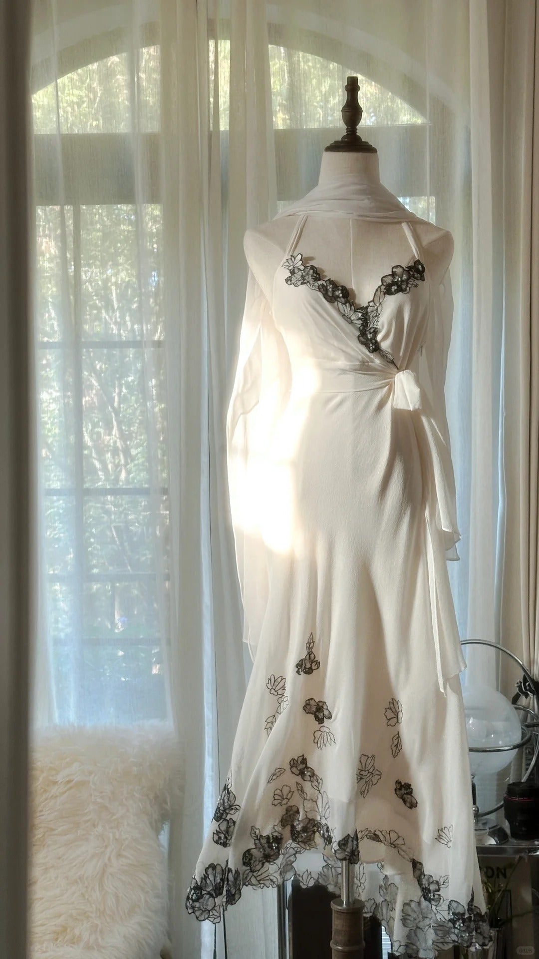 Weißes elegantes romantisches exquisites schwarzes Spitzen-Perlen-Lang-Chiffon-Ballkleid-Abendkleid-Partykleid-Abschlussballkleid-Valentinstags-Verabredungskleid gh4048