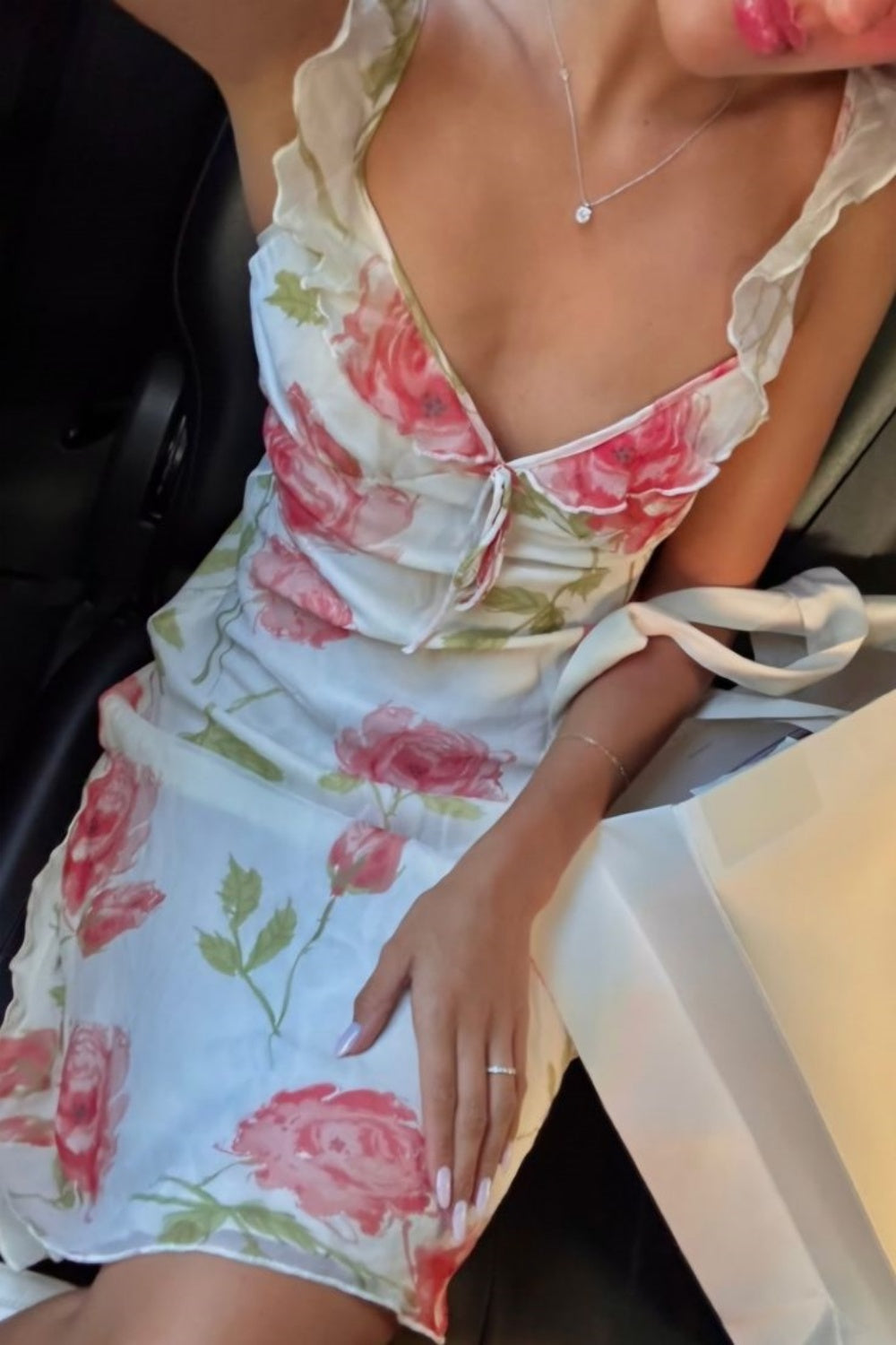 Girlhomeshops - Robe mi-longue en mousseline fleurie à volants et bretelles gh5864