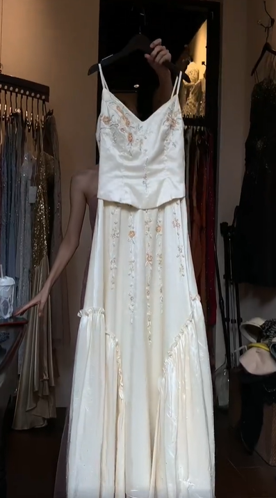 Double Spaghetti Strap Cream White Satin Prom Dress V Neck Floral Embroidery Ruffle A Line Formal Evening Gown gh9816