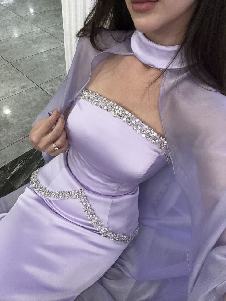 Hochgeschlossenes, lavendelfarbenes Satinkleid mit Schalkragen | Luxuriöses, elegantes, bodenlanges Kleid mit Strassbesatz für Galabälle gh6481
