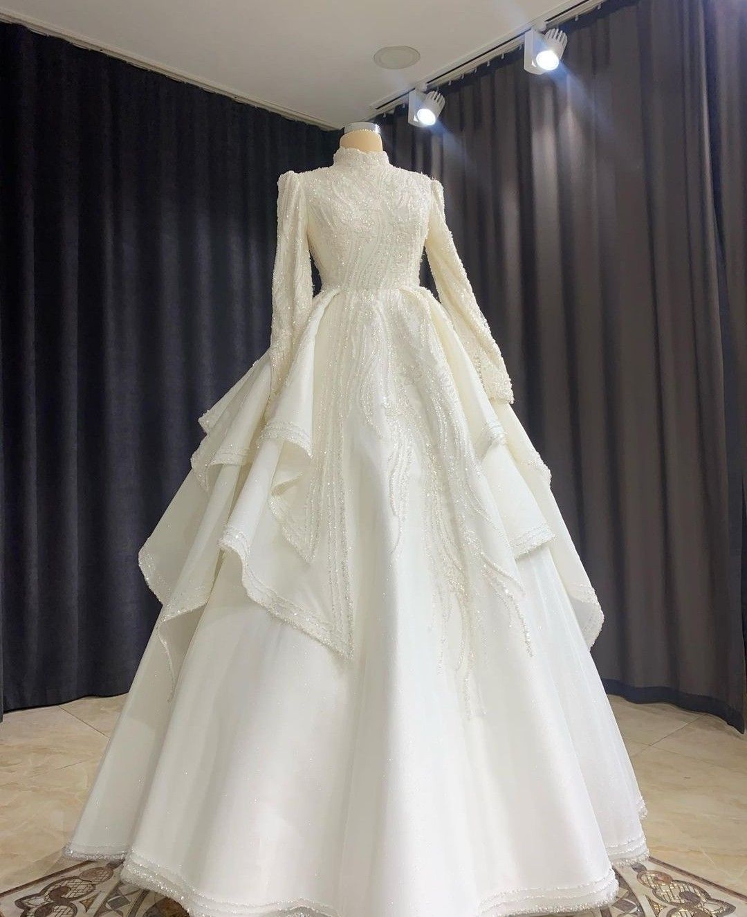 Robe de bal maxi style palais, col montant et manches longues ornées de perles | Robe de soirée longue en satin double épaisseur pour mariage, fiançailles et cérémonie de fiançailles gh6414