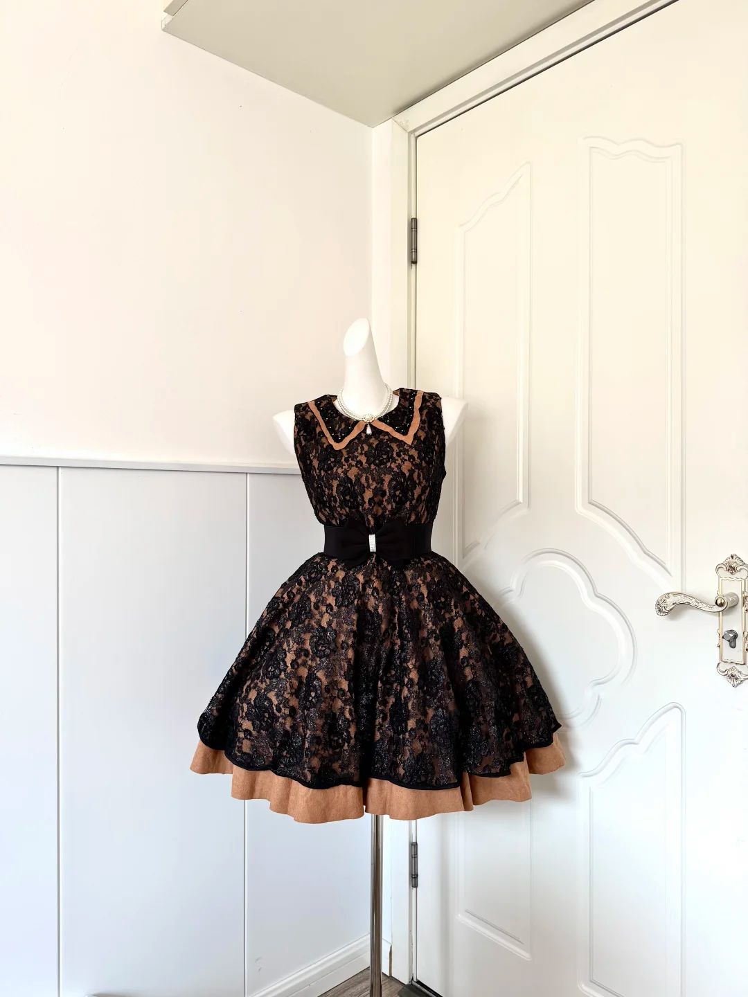 Black Floral Lace Short Cocktail Dress, Sleeveless Peter Pan Collar Bow Waistband High‑Waist Ballerina Homecoming Gown gh9151
