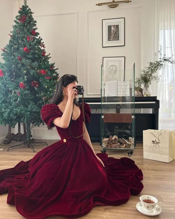 Burgunderrotes Samtkleid mit V-Ausschnitt, kurzen Puffärmeln, Perlenbesetzt, A-Linie, bodenlang, Ballkleid, Abendkleid, Weihnachtspartykleid gh3042