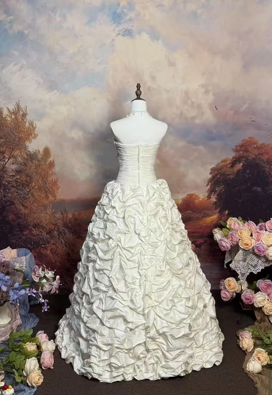 girlhomeshops – Weißes, zart perlenbesetztes langes Satin-Hochzeitskleid gh6291