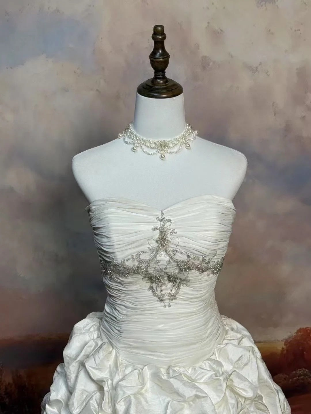 girlhomeshops – Weißes, zart perlenbesetztes langes Satin-Hochzeitskleid gh6291