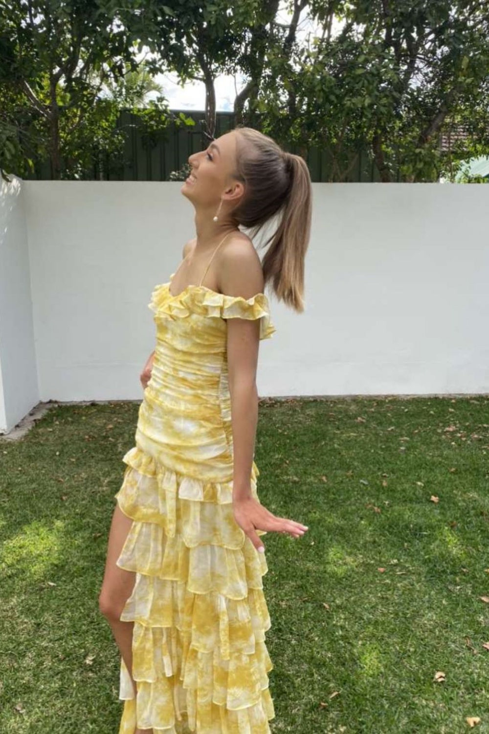 Girlhomeshops - Robe de soirée longue en mousseline de soie, élégante et sexy, motif floral, jaune, à volants, pour invité de mariage, gh5205