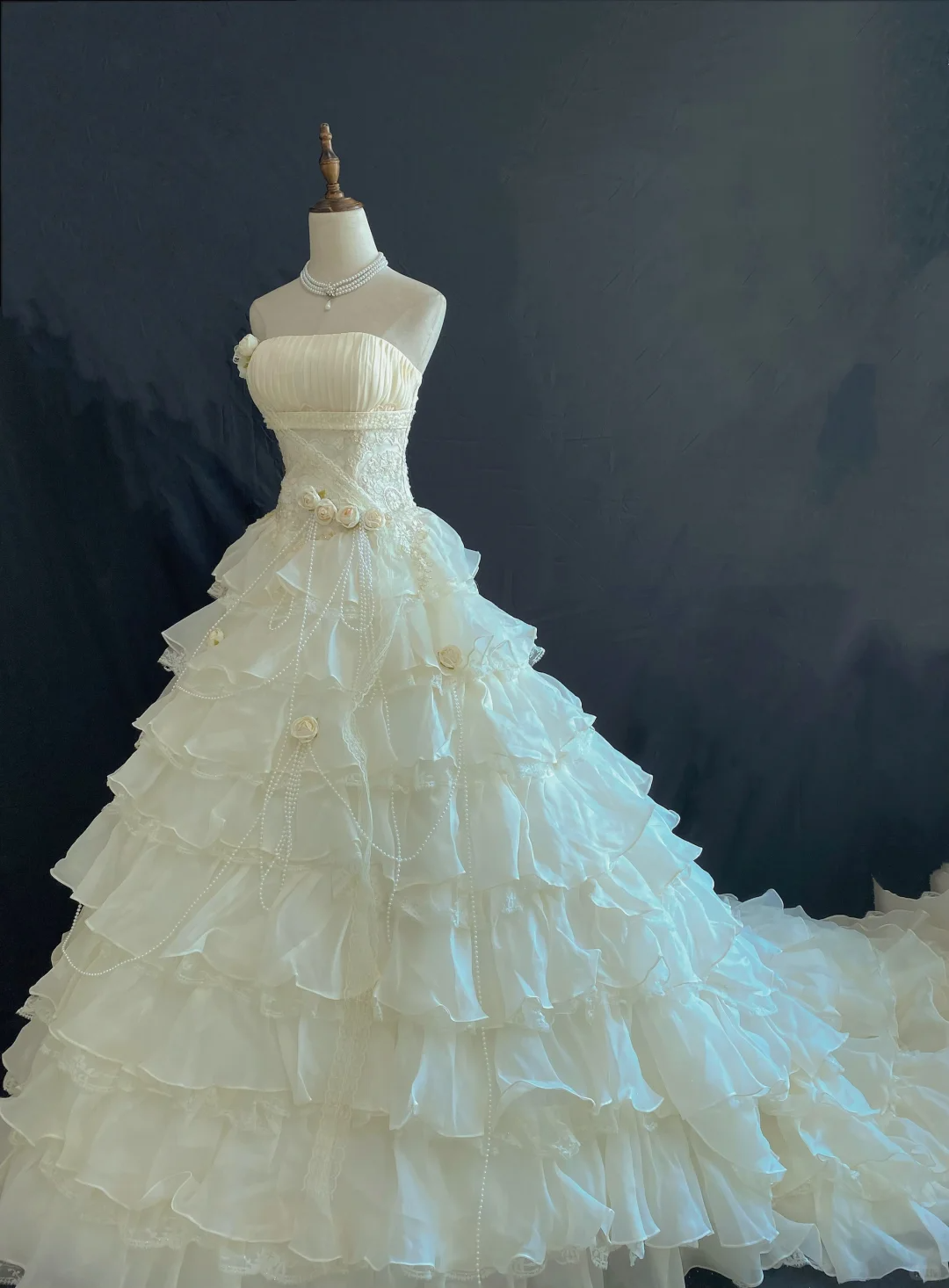 Off-white Strapless Romantic Long Gown, Cinched Waist, Fluffy Tiered Cake Skirt, Classic Elegant Style, Wedding Dress & Bridal Gown gh8261