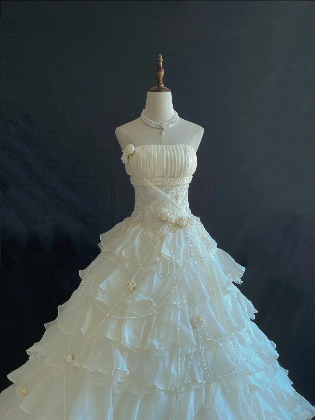 Off-white Strapless Romantic Long Gown, Cinched Waist, Fluffy Tiered Cake Skirt, Classic Elegant Style, Wedding Dress & Bridal Gown gh8261