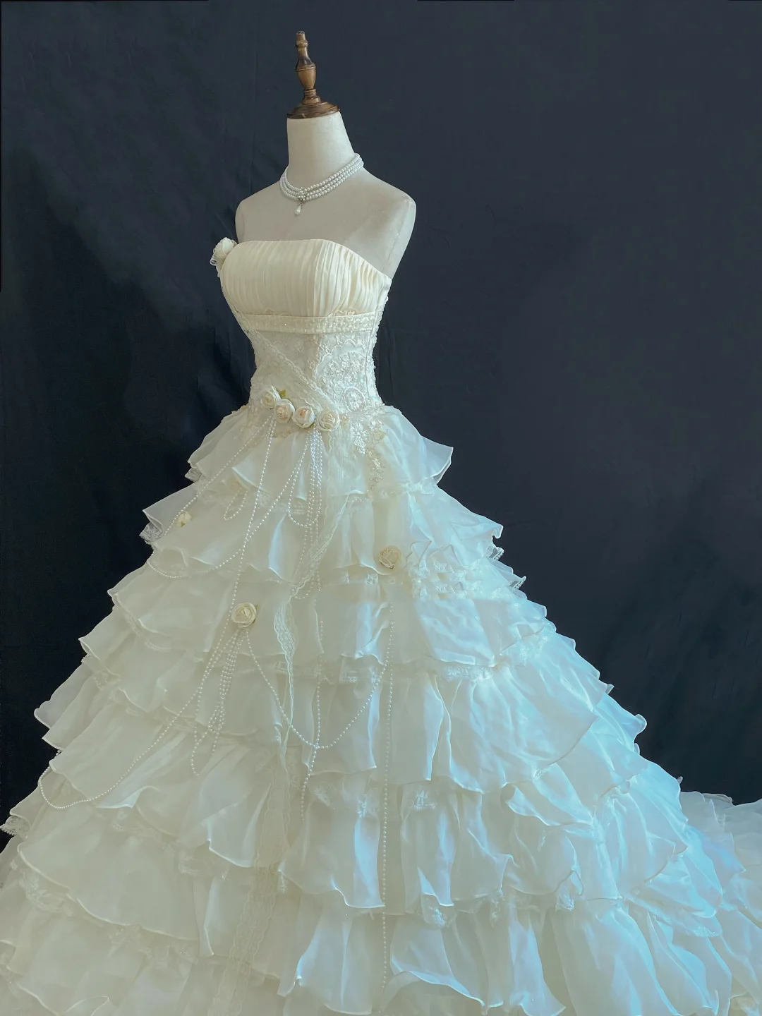 Off-white Strapless Romantic Long Gown, Cinched Waist, Fluffy Tiered Cake Skirt, Classic Elegant Style, Wedding Dress & Bridal Gown gh8261