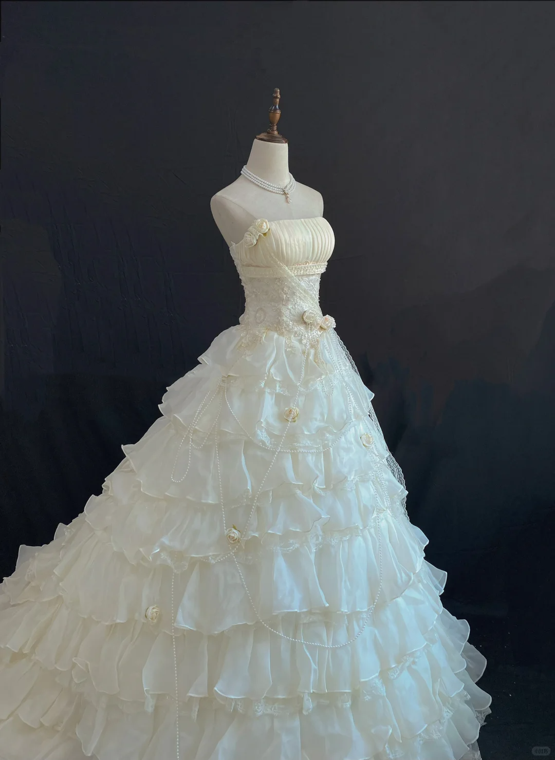 Off-white Strapless Romantic Long Gown, Cinched Waist, Fluffy Tiered Cake Skirt, Classic Elegant Style, Wedding Dress & Bridal Gown gh8261