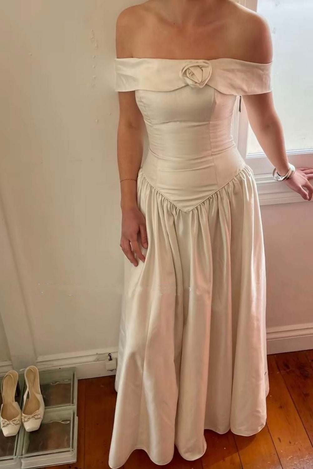 girlhomeshops-Verlobungskleid Weißes schulterfreies, schlichtes und stilvolles Brautjungfernkleid gh6172