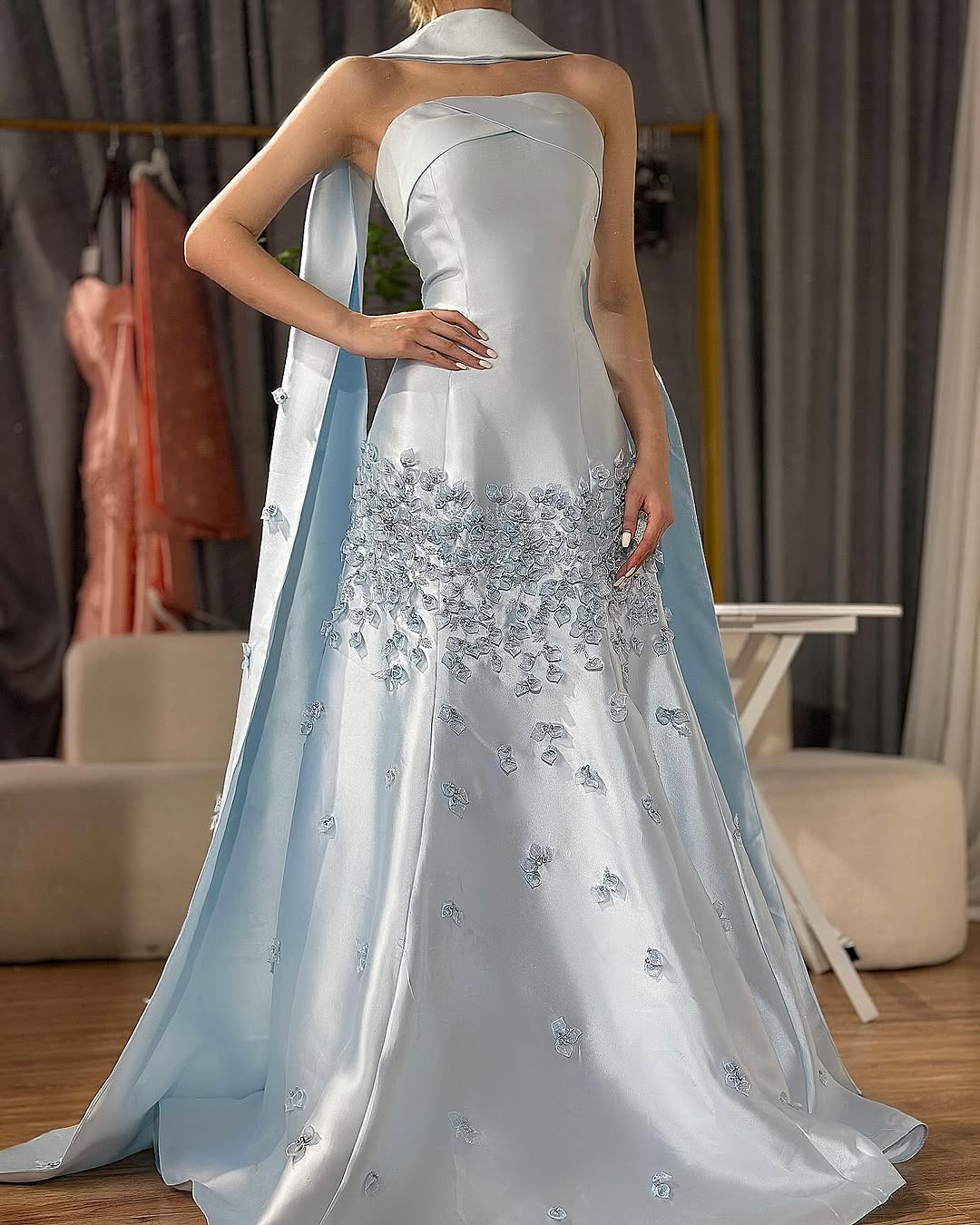 Wunderschönes, exquisites, florales, mit Perlen verziertes, langes Satin-Ballkleid, Abendkleid, Abschlusskleid, gh3275